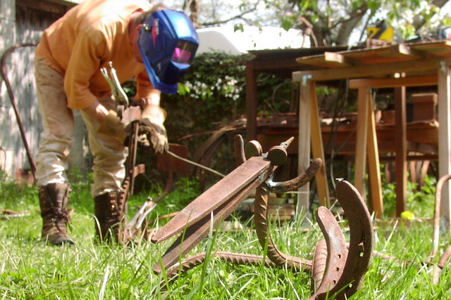 Atelier terre et son Christian Gauche créateur sculpture musicale de plein air insectes géants fourmie coléoptère bousiers